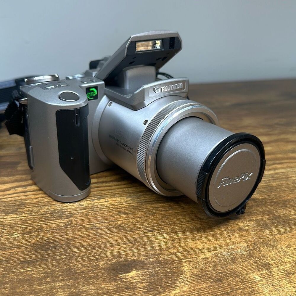 Fujifilm FinePix 4900Z Digital SLR Camera 6x‎ Zoom Silver